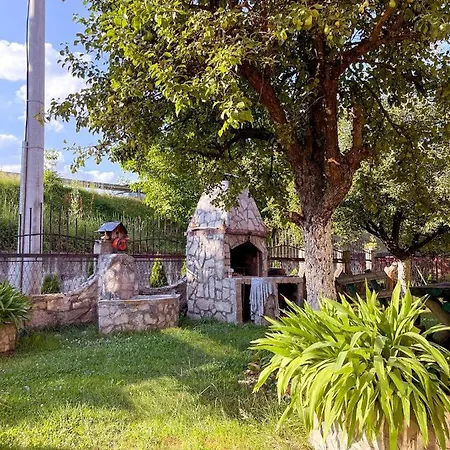 Adella Apartment