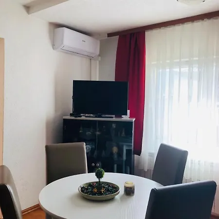 Adella Apartment *